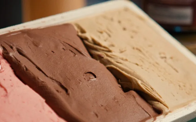 Bandeja com três sabores de gelato recém-produzidos, prontos para levar